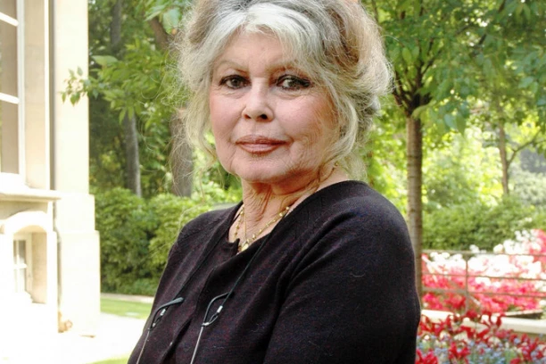 BRIŽIT BARDO ŽIVOTNO UGROŽENA? Pokušala samoubistvo, gurala glavu u vrelu rernu, a sada PRIKOVANA ZA KREVET!