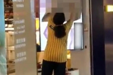 (VIDEO) ŠOK U TRŽNOM CENTRU: Pojavio se pornić u izlogu radnje