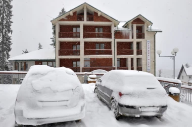 (VIDEO) Zamislite reakciju vlasnika kada vidi OVU gadost na automobilu