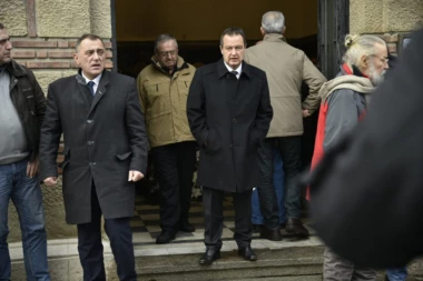 Dačić hteo da bije Kučija, Vučić skočio da mu pomogne