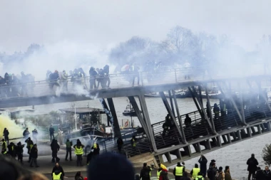 (FOTO) Novi haos u Parizu: Sukob demonstranata i policije
