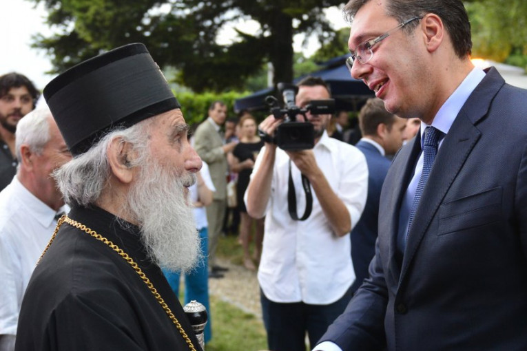 Vučić čestitao Božić SPC i vernicima