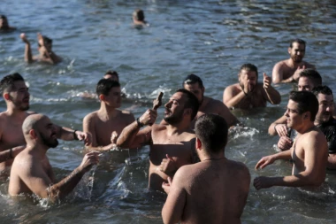 (FOTO) Ovako braća Grci plivaju za časni krst