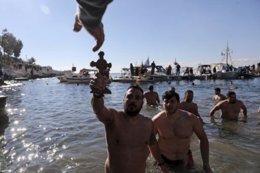 Tradicionalno obeležavanje Bogojavljenja: Pravoslavci spremni za plivanje do časnog krsta!