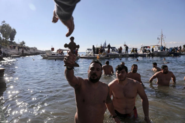 Tradicionalno obeležavanje Bogojavljenja: Pravoslavci spremni za plivanje do časnog krsta!