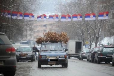 (FOTO) Badnjak, šajkača i tri prsta: Srbi u Kosovskoj Mitrovici ne zaboravljaju tradiciju!