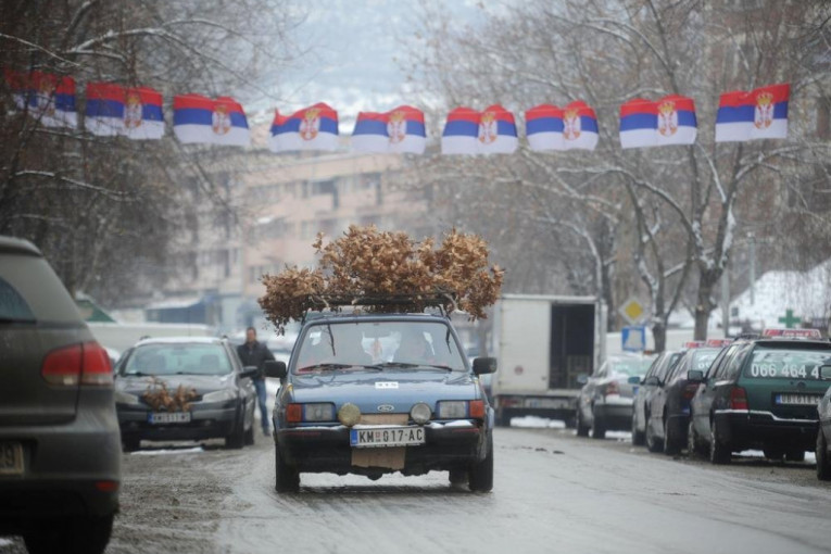 U Kosovskoj Mitrovici od jutros vlada praznična atmosfera, na ulicama se prodaju Badnjaci...
