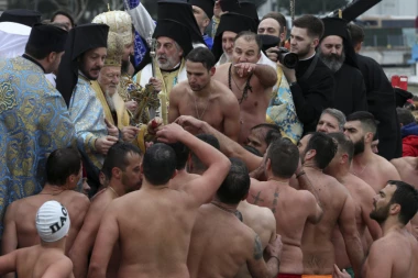 (FOTO) Pravoslavci u Istanbulu plivali za časni krst!