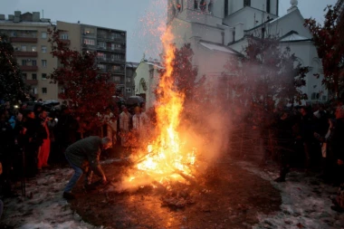 (FOTO) Paljenje badnjaka ispred hrama Svetog Save! Svečanosti prisustvovali Irinej, Dačić i Vulin