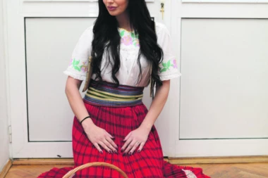 Katarina Grujić spremna da izvuče novčić iz česnice!