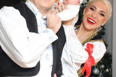 Lea je dala smisao Božiću: Jovana Jeremić i Vojislav Milošević uživaju u porodičnoj idili!