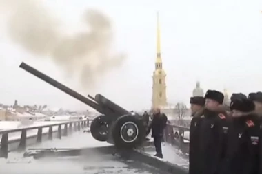 (VIDEO) Ovako Putin slavi Božić i puca iz topa!