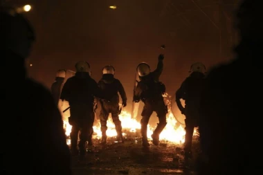 DRAMA U GRČKOJ: Migranti palili gume i blokirali put, ima povređenih!