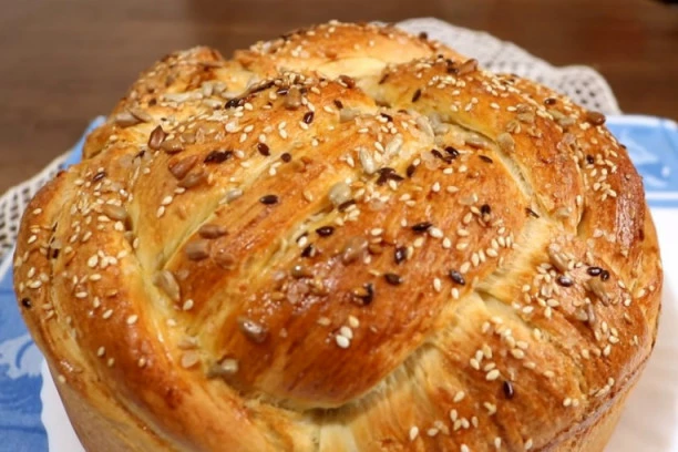 PRSTE DA POLIŽETE! Domaća pogača punjena kačkavaljem, kulenom i šunkom - MEKANA KAO DUŠA!