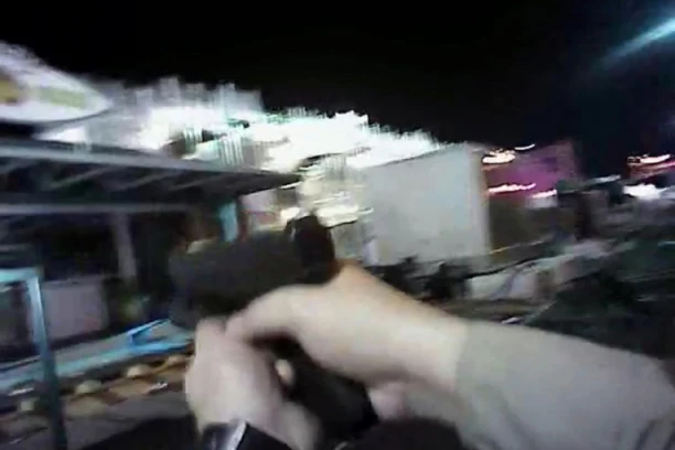 (UZNEMIRUJUĆI FOTO) Krvave rane na grudima škaljarca, u rukama Zvicerove žene revolver! Osvanule užasne slike na ukrajinskom portalu