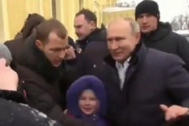 (VIDEO) VOĐA GANUO CELU RUSIJU: Devojčica neutešno plakala na Božić, a onda se pored nje zaustavio Putinov automobil...