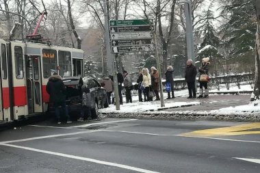 (FOTO) Užasna saobraćajka u centru Beograda: Automobil se zakucao u tramvaj!
