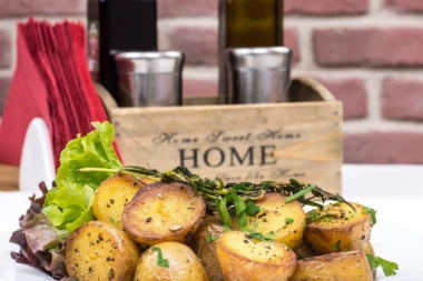Za sve ljubitelje krompira: Zdrav obrok od povrća sa čarobnom aromom