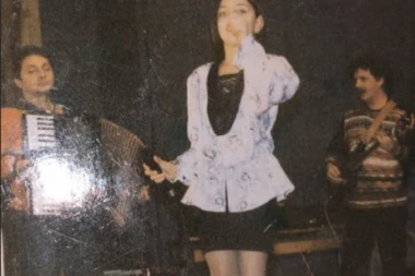 (FOTO) Od malih nogu drži mikrofon: Devojčica na slici je danas velika zvezda!