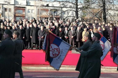 (VIDEO) Pogledajte i čujte kako se SRPSKA PESMA orila Trgom Krajine