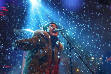 Marija Šerifović jača od mećave i debelog minusa: Slušalo je 15 000 ljudi na trgu u Užicu po nevremenu! (FOTO)