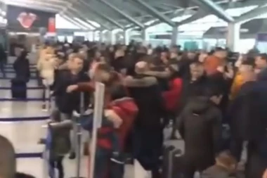 (VIDEO) LAKNULO ZAROBLJENIM PUTNICIMA: Iz Podgorice za Beograd poleću dva aviona