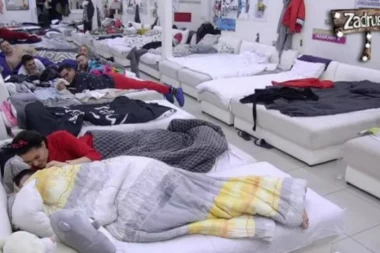 (VIDEO) Mina se uvukla Zoli u krevet!