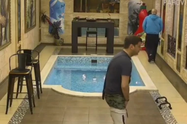 Jeziva scena: Marinković se skinuo, pa se mazio po genitalijama!