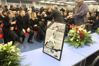 (FOTO) Legenda do legende... Aplauzom i ovacijama ispraćen je Šeki...