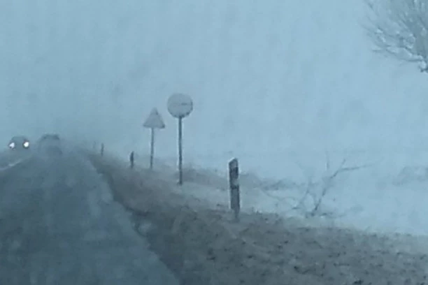 (FOTO) U susednoj Hrvatskoj pada sneg, najavljuju i do 20 centimetara