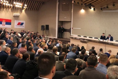 Vučić sa naprednjacima u Zemunu: Evo o čemu je vrh SNS odlučivao