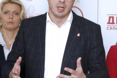 (FOTO) Boško Obradović traži smrtnu kaznu za novinare i urednike?!