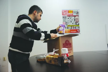 (FOTO) PAKET ZA SKOTA: Akcija našeg lista za pomoć ambasadoru