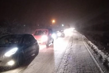 (VIDEO) Sneg i olujni vetar izazvali kolaps: Na putu Novi Pazar-Sjenica nemoguće kretanje vozila zbog nanosa!