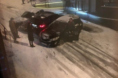 (FOTO) Nikako ne idite Igmanskom: Četiri automobila zaglavljena u snegu