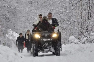 (VIDEO) Hit priča iz srca Šumadije: Marko i Jasmina na venčanje stigli - kvadom!