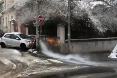 (VIDEO) Haos na uglu Skerlićeve i Nebojšine: Auto zakucan u banderu, a voda šiklja na sve strane!