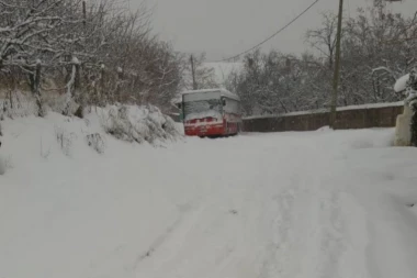 Haos u Srbiji zbog snega: Autobus zavejan 35 sati, smetovi viši od 2 metra!