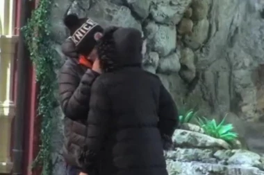 Miki Suzanu pozvao u ćošak, a onda se čulo nešto nalik poljupcu!