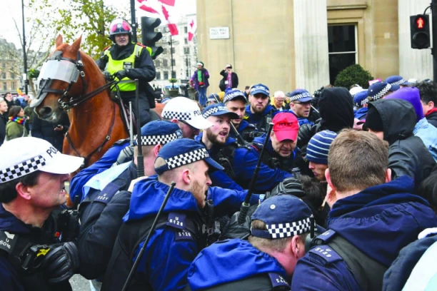 POLICIJA LAGALA NAROD, TAJNO SPROVODILA PRETRAGE: Pasoši građana pod lupom