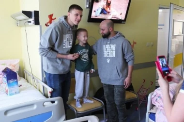 Predivna tradicija: Košarkaši Zvezde posetili dečiju onkologiju!