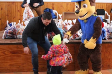 LEP GEST: Borovčanin podelio novogodišnje paketiće u Gračanici i Goraždevcu