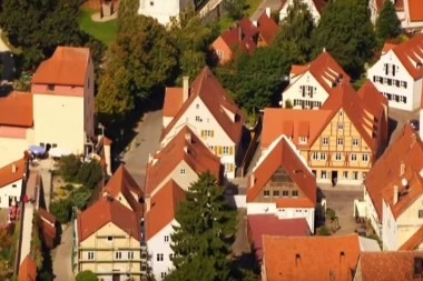 (VIDEO) Turisti obožavaju Nerdlingen, nemački gradić koji leži na 72.000 tona dijamanata
