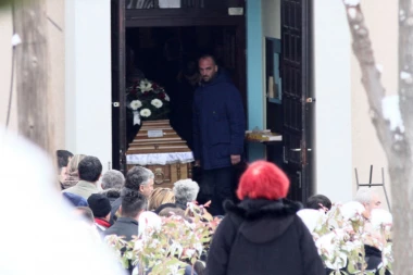 (FOTO) Sahranjen Nebojša koji je brutalno likvidiran ispred porodične kuće na Banovom Brdu