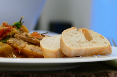 Ručak za pola sata: Piletina sa tikvicama u kremastom sosu