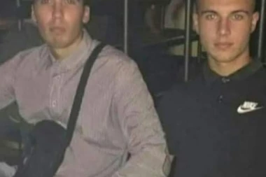 Laćarak zavijen u crno: Ljudi ostavljaju oproštajne poruke ubijenom tinejdžeru