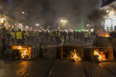 (VIDEO) Kamenice, suzavac, hapšenja: Haos na novim protestima "Žutih prsluka" u Francuskoj