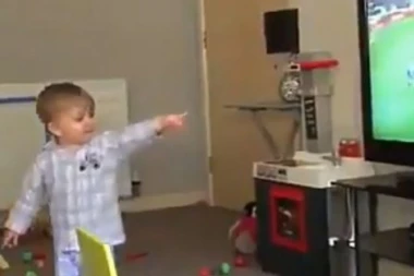 FUDBAL JE RADOST! Reakcija 19-omesečnog mališana je razlog zašto volimo sport!