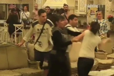 (VIDEO) Dina brutalno izudarala Ivana Marinkovića!