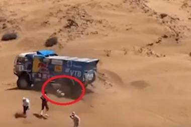 OVO JE BILO JEZIVO: Nije ni stao - Vozač pregazio čoveka na Dakar reliju